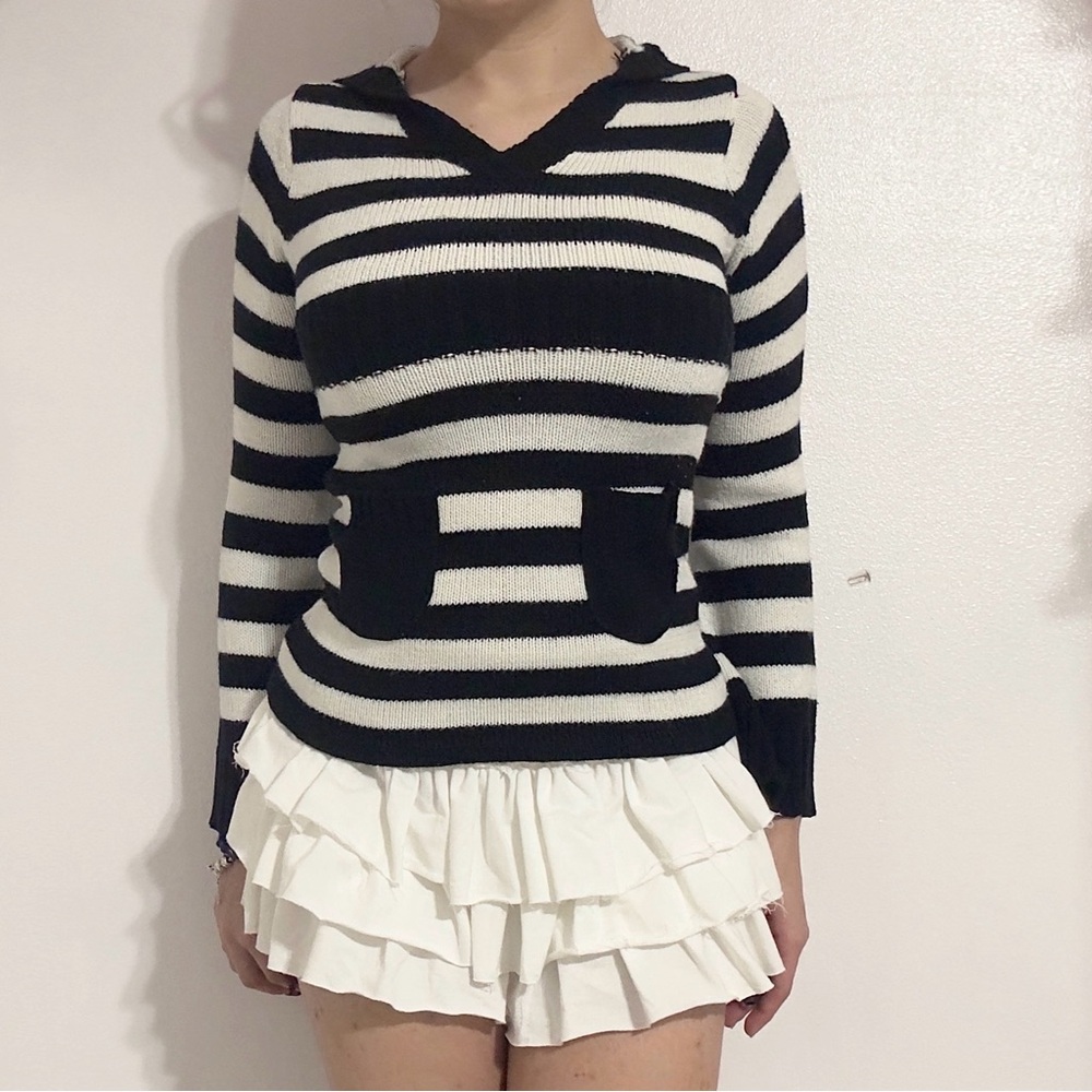 Black & white striped knit sweater hoodie long sleeve top with front pockets